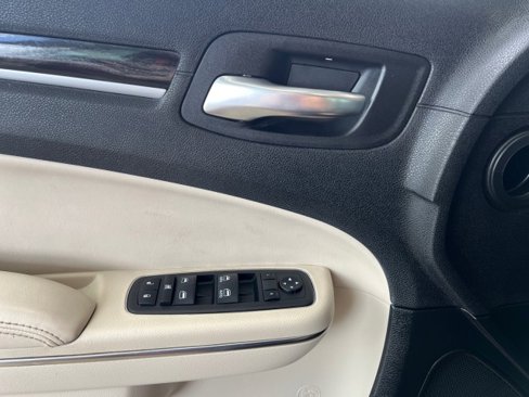 Used 2016 Chrysler 300 Limited image 30