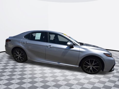Used 2018 Toyota Camry SE image 3
