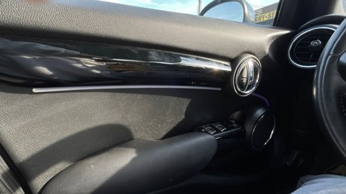 Used 2015 MINI Cooper 4-Door Hardtop image 22