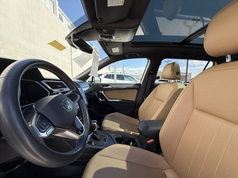 Used 2022 Volkswagen Tiguan SE w/ Panoramic Sunroof Package image 5