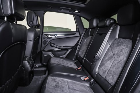 Certified 2021 Porsche Macan image 17
