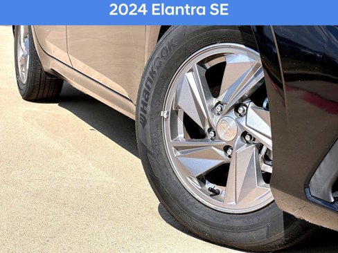 Used 2024 Hyundai Elantra SE image 2