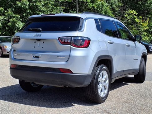 Used 2024 Jeep Compass Latitude image 3