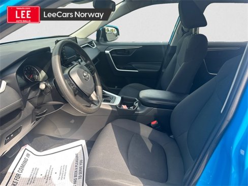 Used 2021 Toyota RAV4 LE image 9
