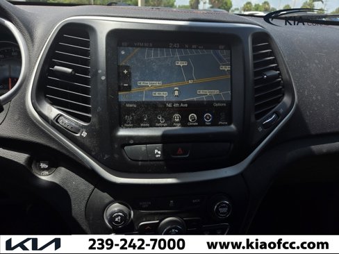 Used 2018 Jeep Cherokee Trailhawk image 21