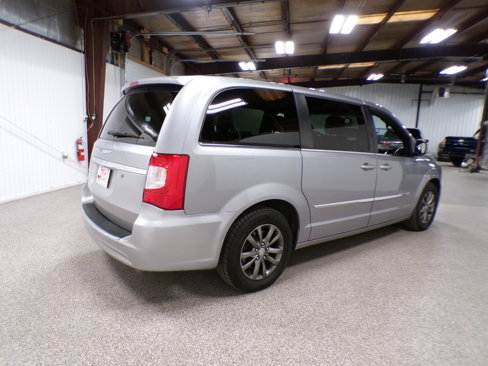 Used 2015 Chrysler Town & Country S image 5