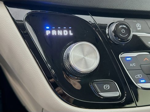 Used 2019 Chrysler Pacifica Touring-L image 16