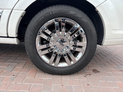 Used 2009 Lincoln Navigator 4WD image 13