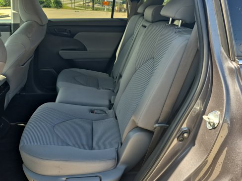 Used 2021 Toyota Highlander LE image 24