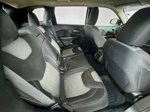Used 2015 Jeep Cherokee Sport image 27