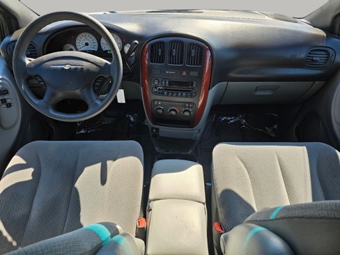 Used 2005 Chrysler Town & Country LX image 2