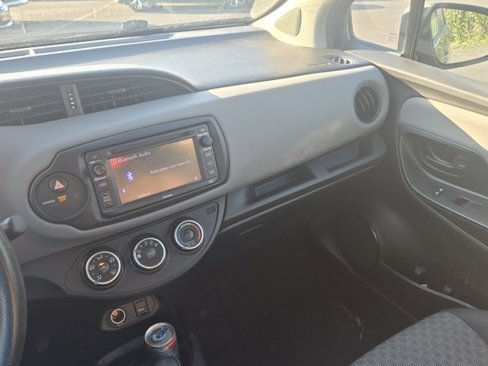 Used 2015 Toyota Yaris L image 10
