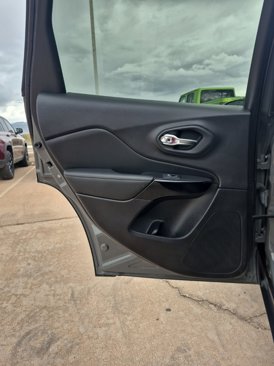 Used 2023 Jeep Cherokee Altitude Lux image 18