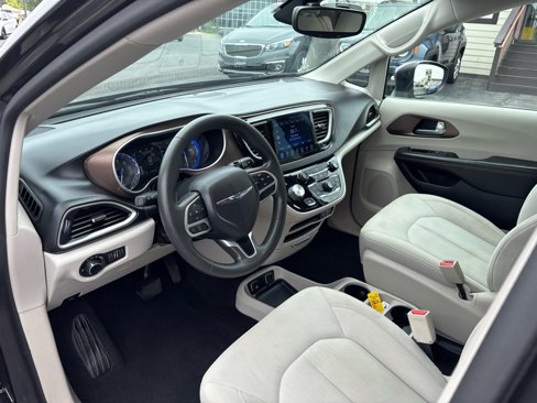 Used 2017 Chrysler Pacifica Touring image 13