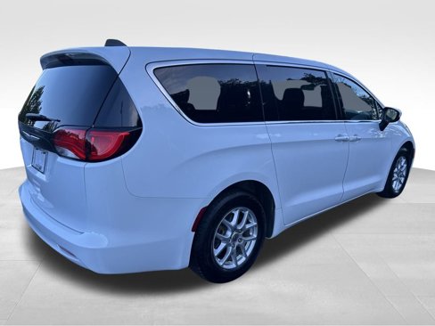 Used 2022 Chrysler Voyager LX image 6