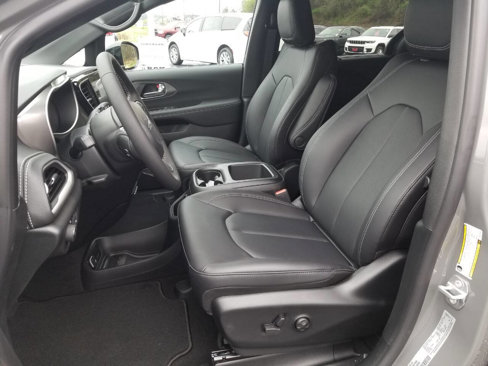 New 2025 Chrysler Pacifica Select image 9