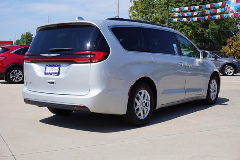 Used 2022 Chrysler Pacifica Touring-L image 3