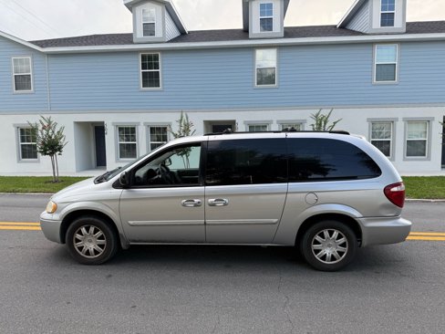 Used 2005 Chrysler Town & Country Touring w/ Leather Interior Group image 6