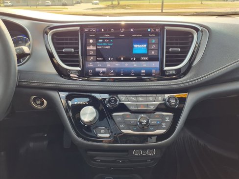 Used 2022 Chrysler Pacifica Touring-L w/ Uconnect Theater Family Group image 9