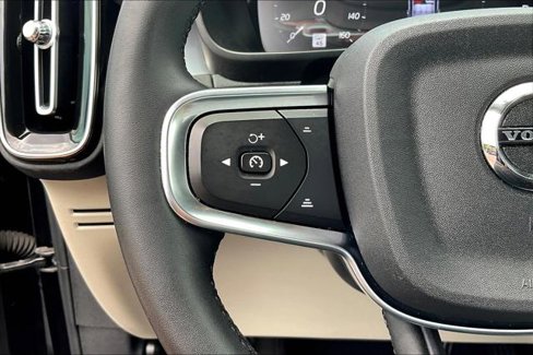 Used 2022 Volvo XC40 T5 Momentum image 10