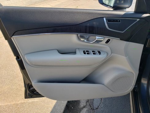 Used 2020 Volvo XC90 T5 Momentum w/ Protection Package image 11