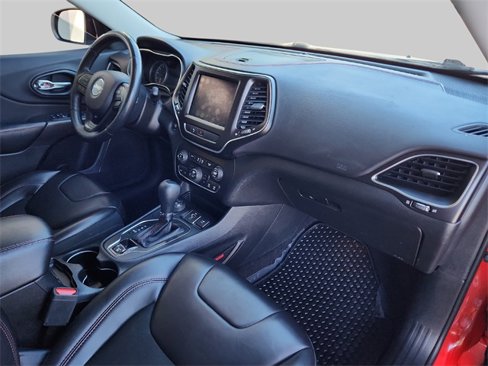 Used 2019 Jeep Cherokee Trailhawk w/ Cold Weather Group image 31