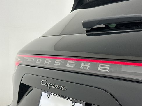 Certified 2023 Porsche Cayenne Platinum Edition image 17