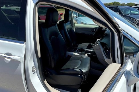 Used 2020 Chrysler Pacifica Touring-L image 8