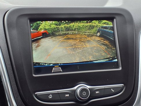 Used 2019 Chevrolet Equinox LT w/ Driver Convenience Package image 6