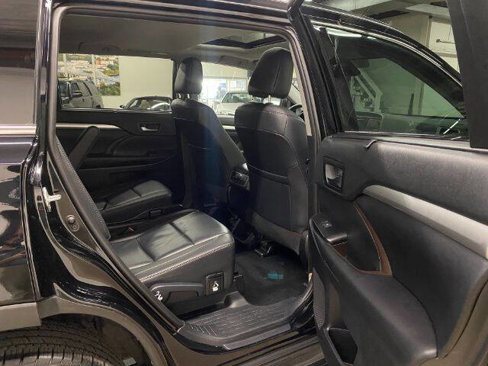 Used 2019 Toyota Highlander XLE image 22