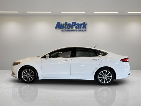 Used 2017 Ford Fusion SE w/ Fusion SE Technology Package image 4