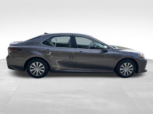 Used 2022 Toyota Camry LE image 6