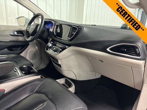 Certified 2022 Chrysler Pacifica Touring-L image 16