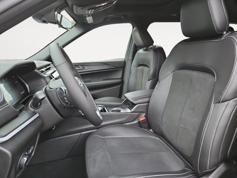 New 2025 Jeep Grand Cherokee L Altitude image 9