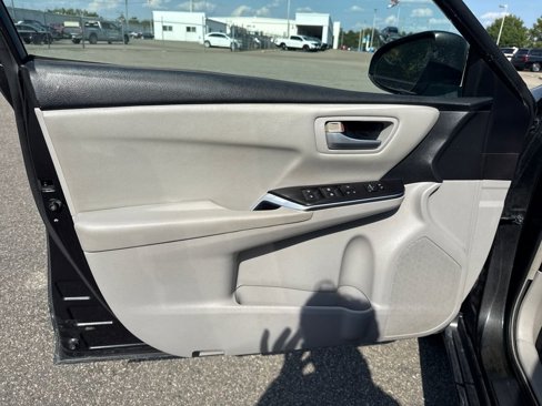 Used 2016 Toyota Camry LE image 11
