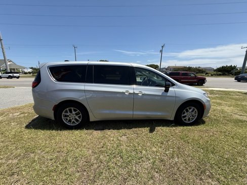 Used 2024 Chrysler Pacifica Touring-L image 7