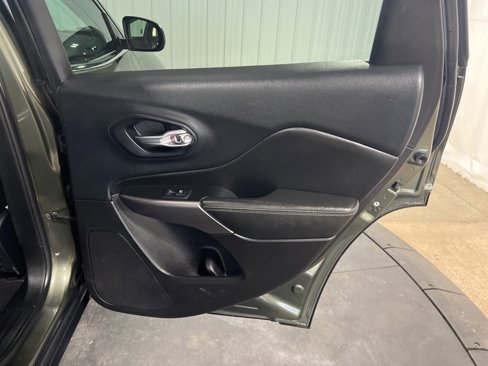 Used 2019 Jeep Cherokee Limited w/ Luxury Group image 18