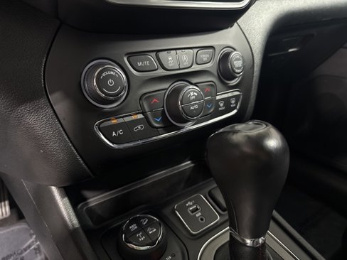 Used 2022 Jeep Cherokee Trailhawk w/ Comfort/Convenience Group image 19