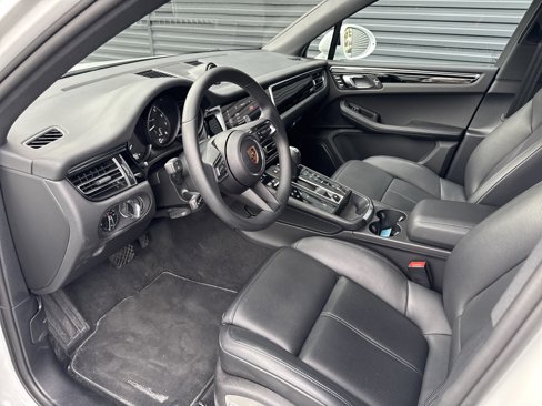 Certified 2025 Porsche Macan image 11