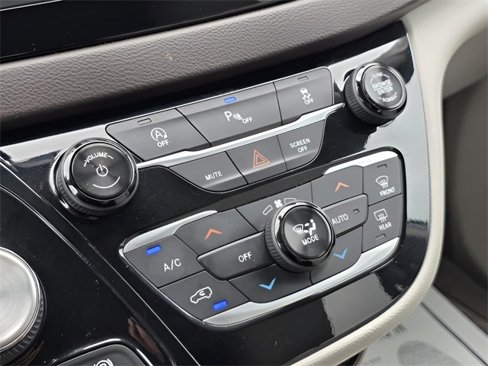 Used 2018 Chrysler Pacifica Touring-L image 25