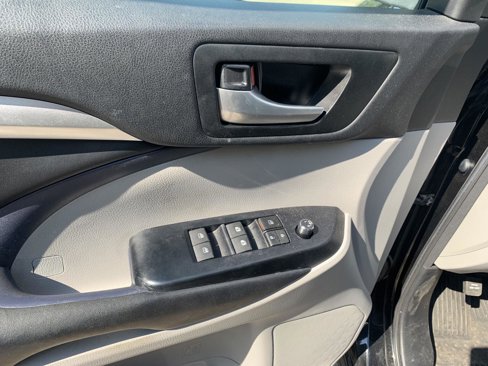 Used 2018 Toyota Highlander XLE image 12