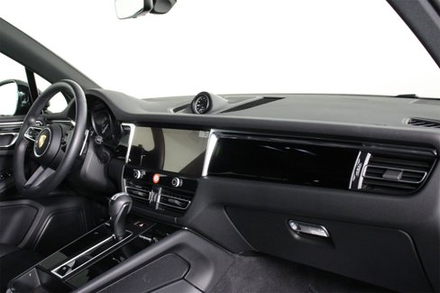 Certified 2025 Porsche Macan image 24