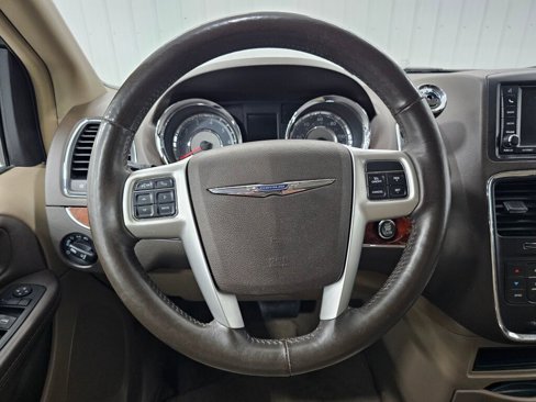Used 2015 Chrysler Town & Country Touring-L w/ Driver Convenience Group image 15