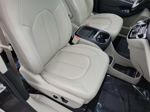 Used 2018 Chrysler Pacifica Touring-L w/ Advanced Safetytec Group image 22