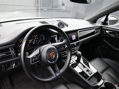 Certified 2022 Porsche Macan image 4