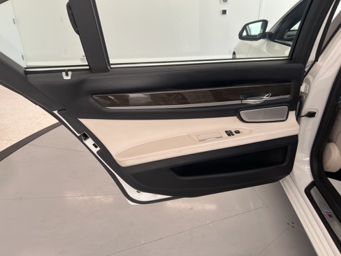 Used 2014 BMW 750Li xDrive image 28