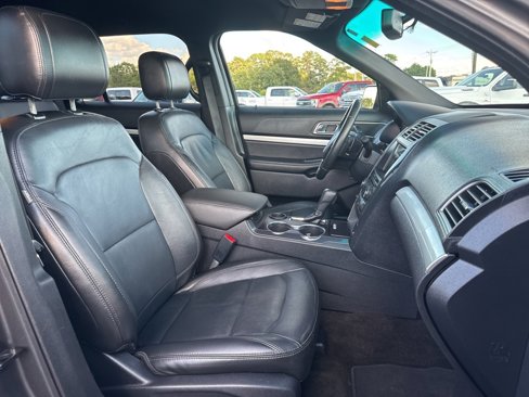 Used 2017 Ford Explorer XLT w/ Equipment Group 202A image 32