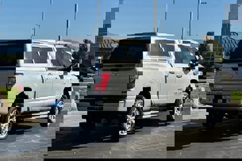 Used 2016 Nissan Titan SL image 2