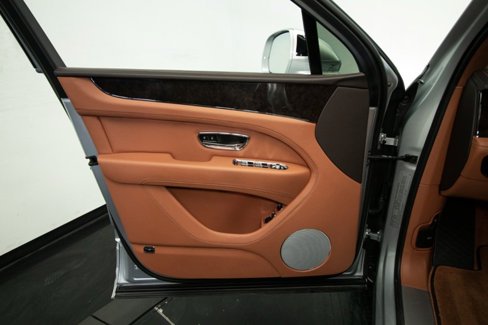Used 2023 Bentley Bentayga Plug-In Hybrid image 40