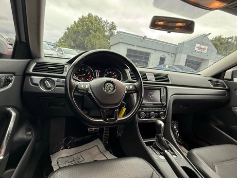 Used 2018 Volkswagen Passat 2.0T R-Line image 39
